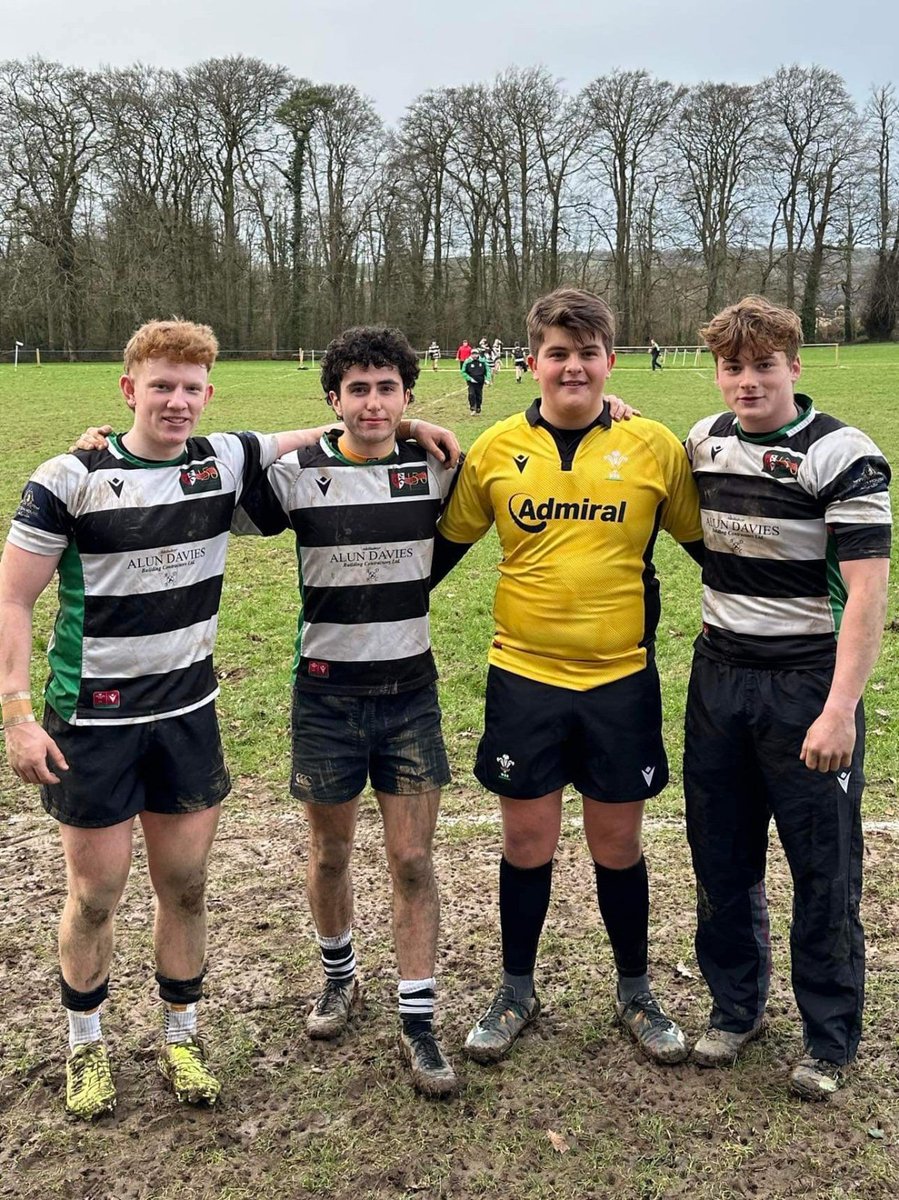 Dyffrynamanpe's tweet photo. Dyma llun gwych o gêm tîm Ieuenctid @LlandeiloRugby yn erbyn @Penybancjuniors heddiw. Tri chwaraewyr y tîm hyn yn chwarae i Landeilo, ac un arall yn y canol gyda'r chwiban. 

Da iawn bois, a falch clywed bod Dafydd Wyn ddim yn cymryd unrhyw 'backchat' o'r mewnwr, Jake 😂👌👍 https://t.co/iURVg7mKFA