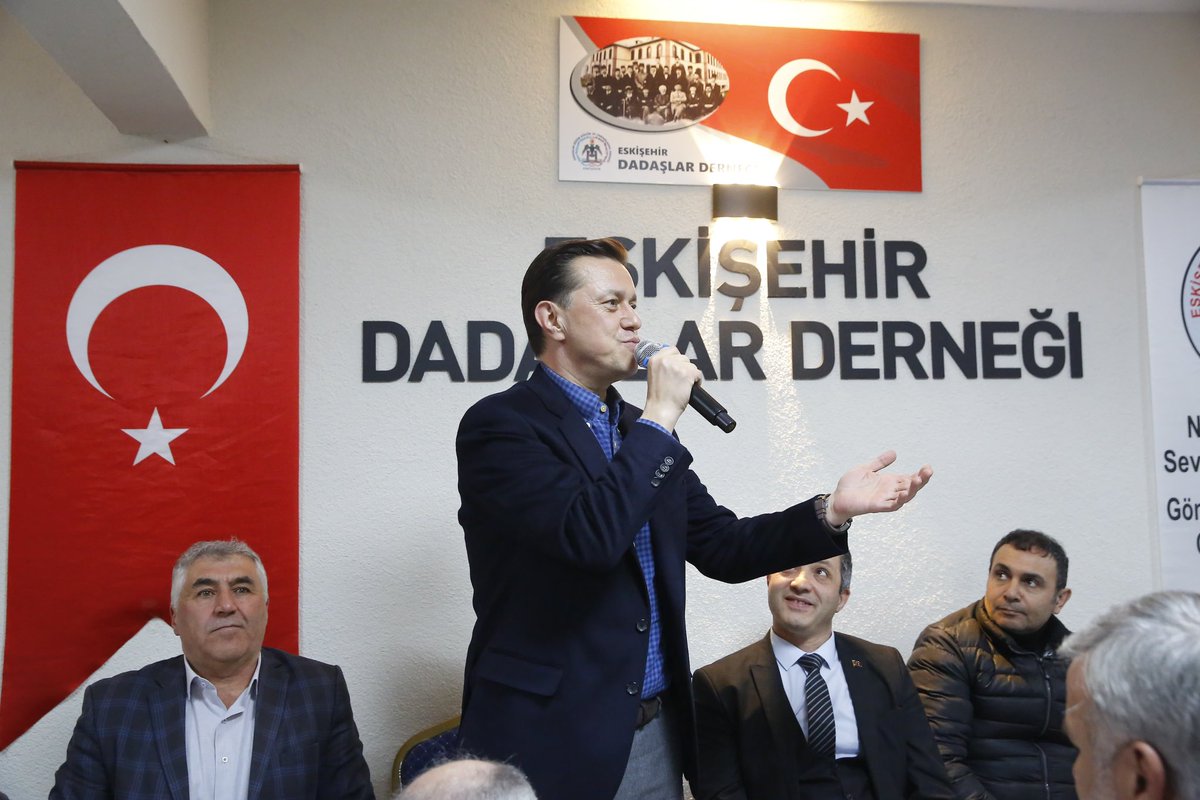 NebiHatipoglu's tweet photo. Dadaşlar Eğitim Kültür ve Yardımlaşma Derneği’nin düzenlemiş olduğu Herfene Gecesi’nde Erzurumlu hemşehrilerimizle bir araya gelmek, onların coşkusuna ortak olmak ve geleneksel tel helva yapımında yer almak benim için çok keyifliydi. 

Eskişehir’de yaşayan dadaşların ihtiyaç ve beklentilerini dinleyip, onlarla sohbet etmek, birlik ve beraberliğimizi pekiştirdi. 

Eskişehir’deki tüm dadaşlara selamlarımı ve sevgilerimi gönderiyorum.