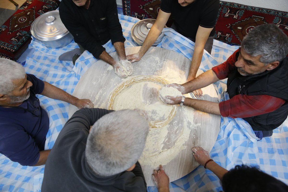 NebiHatipoglu's tweet photo. Dadaşlar Eğitim Kültür ve Yardımlaşma Derneği’nin düzenlemiş olduğu Herfene Gecesi’nde Erzurumlu hemşehrilerimizle bir araya gelmek, onların coşkusuna ortak olmak ve geleneksel tel helva yapımında yer almak benim için çok keyifliydi. 

Eskişehir’de yaşayan dadaşların ihtiyaç ve beklentilerini dinleyip, onlarla sohbet etmek, birlik ve beraberliğimizi pekiştirdi. 

Eskişehir’deki tüm dadaşlara selamlarımı ve sevgilerimi gönderiyorum.