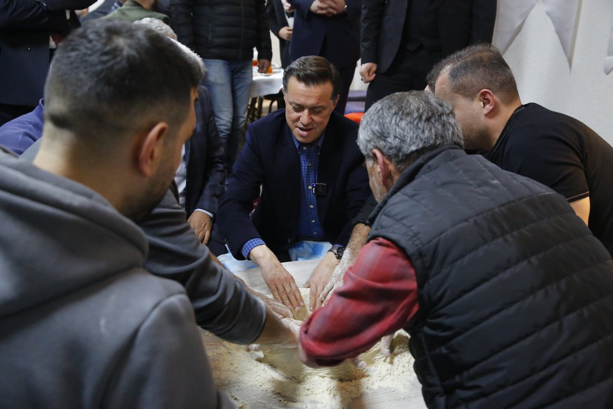 NebiHatipoglu's tweet photo. Dadaşlar Eğitim Kültür ve Yardımlaşma Derneği’nin düzenlemiş olduğu Herfene Gecesi’nde Erzurumlu hemşehrilerimizle bir araya gelmek, onların coşkusuna ortak olmak ve geleneksel tel helva yapımında yer almak benim için çok keyifliydi. 

Eskişehir’de yaşayan dadaşların ihtiyaç ve beklentilerini dinleyip, onlarla sohbet etmek, birlik ve beraberliğimizi pekiştirdi. 

Eskişehir’deki tüm dadaşlara selamlarımı ve sevgilerimi gönderiyorum.