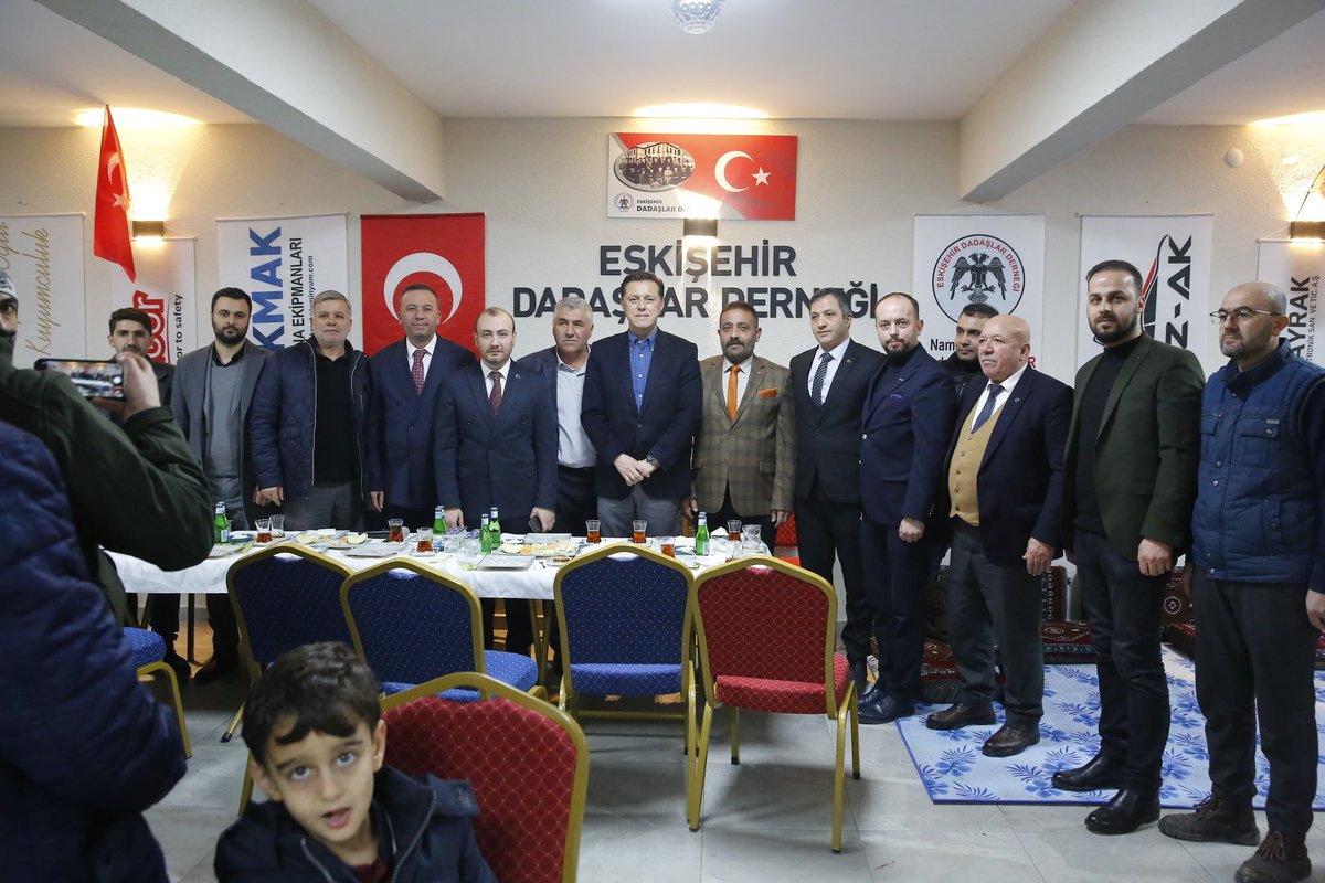 NebiHatipoglu's tweet photo. Dadaşlar Eğitim Kültür ve Yardımlaşma Derneği’nin düzenlemiş olduğu Herfene Gecesi’nde Erzurumlu hemşehrilerimizle bir araya gelmek, onların coşkusuna ortak olmak ve geleneksel tel helva yapımında yer almak benim için çok keyifliydi. 

Eskişehir’de yaşayan dadaşların ihtiyaç ve beklentilerini dinleyip, onlarla sohbet etmek, birlik ve beraberliğimizi pekiştirdi. 

Eskişehir’deki tüm dadaşlara selamlarımı ve sevgilerimi gönderiyorum.