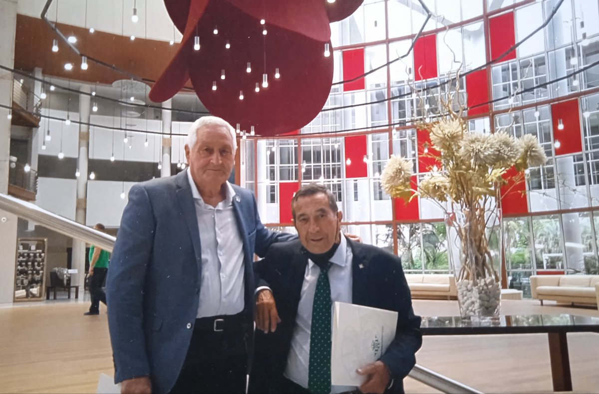 Pepe González y Paco Telechia. Amigos? No, hermanos. Es solo futbol? Puede ser. Pero el <a href="/RealBetis/">Real Betis Balompié 🌴💚</a> es mucho más que futbol