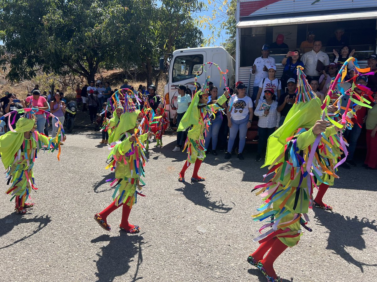 RomeroFelixE's tweet photo. ¡Bonito Sábado desde mi tierra! 😍

Acompañamos a nuestra Gob. @Soykarinacarpio, el Mov. Somos Venezuela y todas las misiones y grandes Misiones en la extraordinaria Jornada de "Plan de Amor en Acción" celebrada en el sector Los Caneyes del Municipio San Sebastián. https://t.co/pgdWfG6Yay
