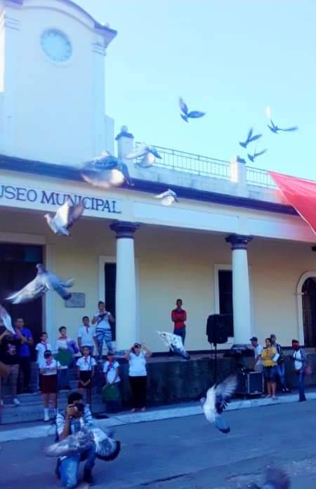 LisyIsla's tweet photo. 🥰🇨🇺Hermoso Desfile en  #IslaDeLaJuventud como homenaje al Héroe Nacional José Martí.
❤️Lucieron hermosos los personajes de los cuentos de "La Edad de Oro"📖, los futuros educadores👩🏼‍🏫 y los Pioneros Exploradores 🧗🏼‍♀️quienes, como Martí, aman la naturaleza 🏞️  #MartíVive
#35MJM https://t.co/KK3MiQyphb