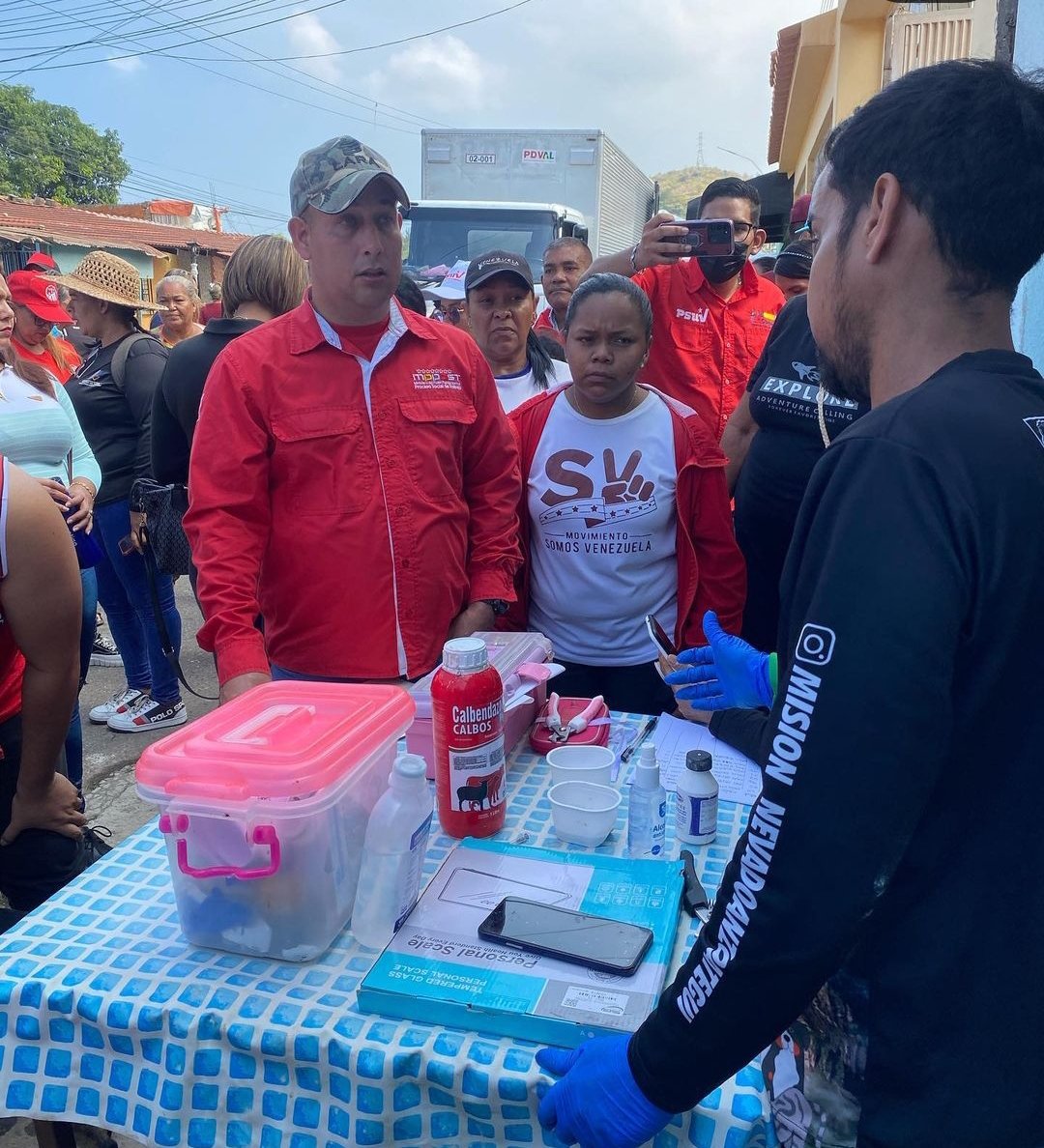 MinTrabajoVE's tweet photo. #27Ene || En Articulación con todo el Sistema de Misiones Socialistas se realizó la atención de familias de la Comunidad Fe y Esperanza del municipio Sotillo  #Anzoátegui en compañía del viceministro de la Educación y el Trabajo para la Liberación @EdgarBlanco_VE https://t.co/LFWutSZYAD