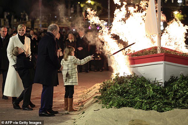 TheNorskaPaul's tweet photo. On Friday the Monaque Royal Family attended the St. Devota celebrations held on Quai Albert I in Monte Carlo.😃
The nation holiday commences with the symbolic burning of a boat.
#SaintDevota is the patron saint of the Grimaldi family & protects the Principality in bad times.🇻🇦🇲🇨 https://t.co/38QImS1c6N