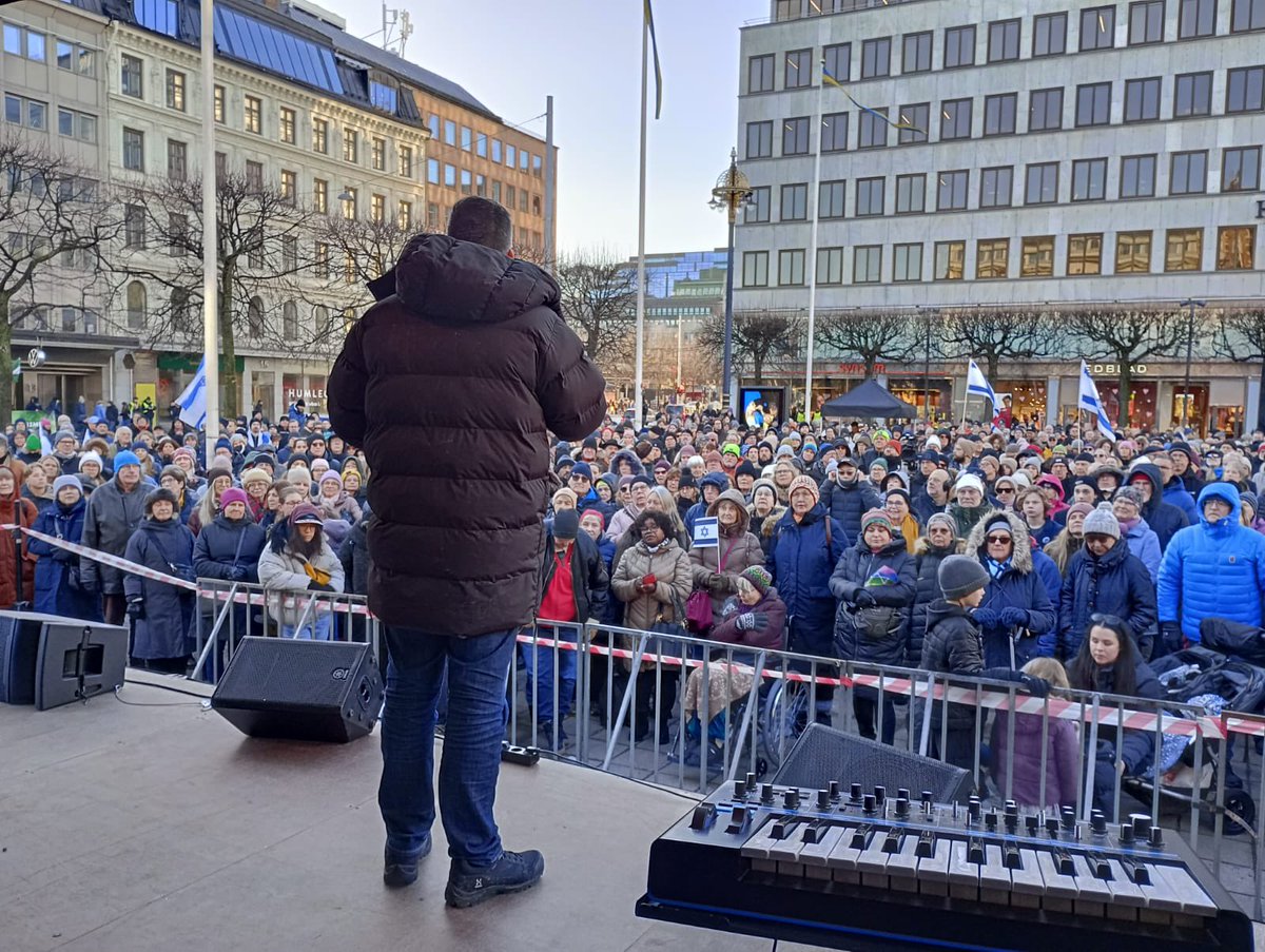 MarcoHotspot's tweet photo. Fantastisk uppslutning på manifestationen mot antisemitism på Norrmalmstorg idag. Vi hade en bred politisk uppslutning från riksdagen partier, från Vänsterpartiet till Sverigedemokraterna. Uppskattningsvis ca 1000 personer närvarade i bitande kyla. ❤️✡️🇮🇱🙏🏻 https://t.co/6RNxQxrbUs