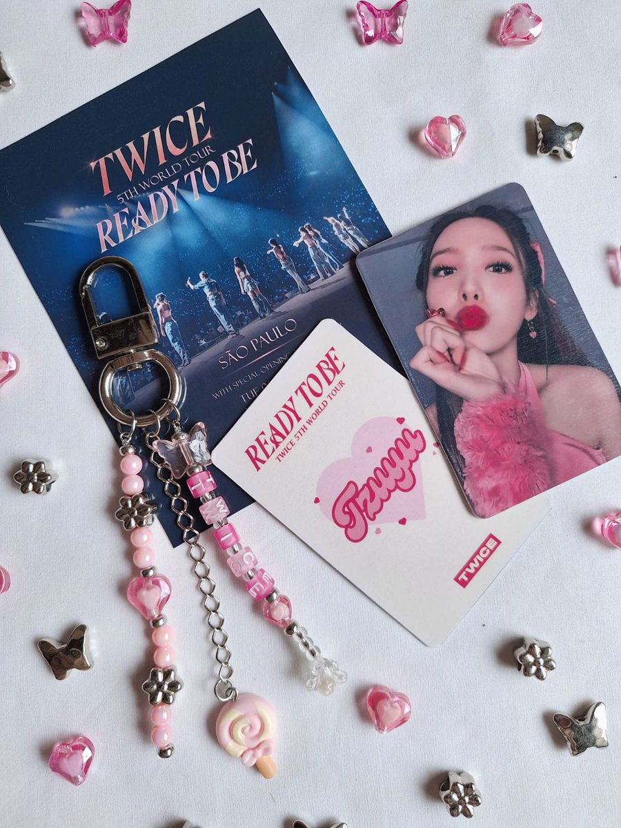 _avlsnc's tweet photo. ✨️READY TO BE✨️

📢 ONCES!!! 🍭
Vou estar vendendo na fila do show esse kit inspirado no twice por R$ 25,00 reais.

No kit contém:
2 PhotoCard
1 PostCard
1 chaveiro Twice  (versão: cute; dark ou fancy) +

#TWICE #트와이스 #READYTOBE #TWICE_5TH_WORLD_TOUR https://t.co/Noybdfg5BY