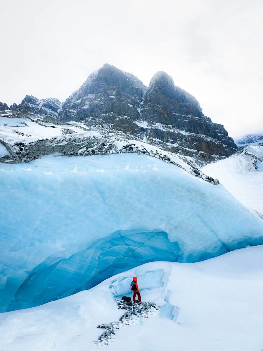 Got ice 🧊? Face to face with the remnants of the glacier. I’ve seen how the landscape has evolved over the years & it still captivates me all the time. Enjoy your weekend!👋 Spending our weekend in Lake Louise.