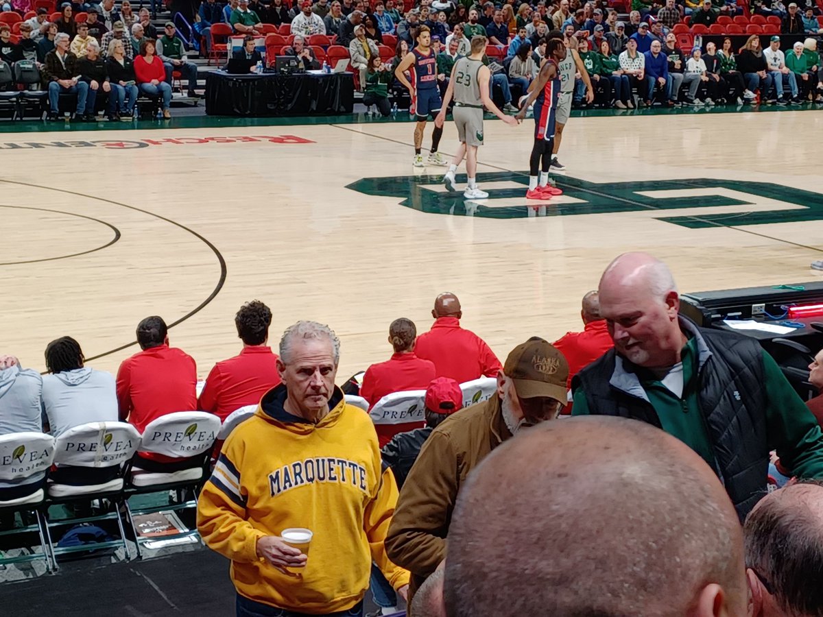 PeterWilt1's tweet photo. I'm not the only @MarquetteMBB fan to skip Warriors vs. Seton Hall to take in @HorizonLeague leaders @gbphoenixmbb. Halftime: UWGB 34-29 Detroit #phlash
Ps: @noahreynolds21 is really good!
Pps: @reschcomplex serves affordable @BuschBeer Light and cheese curds! https://t.co/8s3PbVav1m