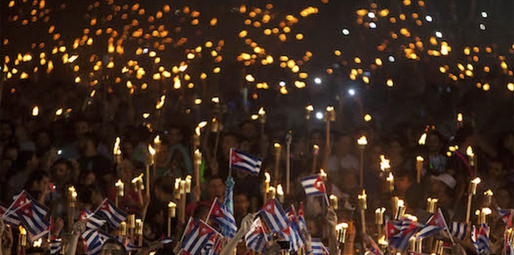 #ConElMismoFuego que 71 años atrás jóvenes revolucionarios cubanos rindieron homenaje a José Martí en el año de su centenario, hoy realizaremos en nuestro país la histórica Marcha de las Antorchas.
#MartíVive
#EstaEsLaRevolución