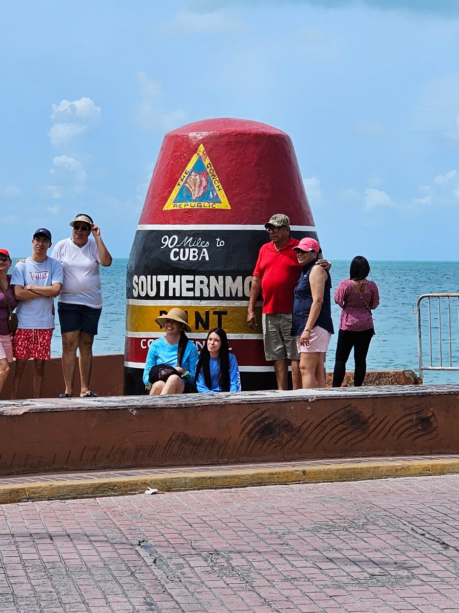 🤳 It's a picture-perfect day in Key West! Who's struck a pose at the Southernmost Point buoy today? Share your sun-soaked selfies with us! 🌞🌴 #SouthernmostPoint #KeyWest #SunnySelfie #IslandLife #KeyWestAdventures #SelfieTime #TropicalParadise