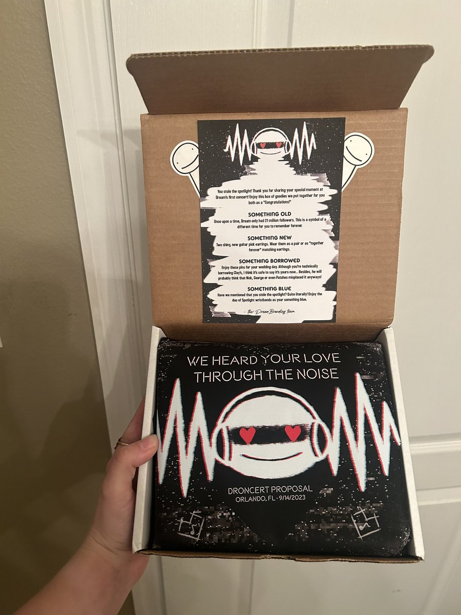 theseuss_ship's tweet photo. THANK YOU DREAMBRANDING FOR THIS LOVELY PROPOSAL GIFT!!!! IM SO ECSTATIC!!! https://t.co/FLlR46fTri