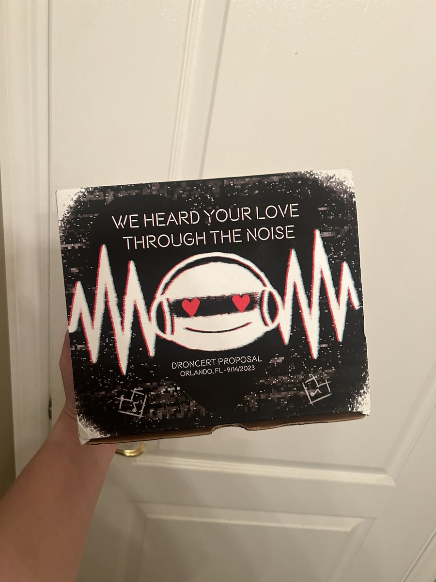 theseuss_ship's tweet photo. THANK YOU DREAMBRANDING FOR THIS LOVELY PROPOSAL GIFT!!!! IM SO ECSTATIC!!! https://t.co/FLlR46fTri