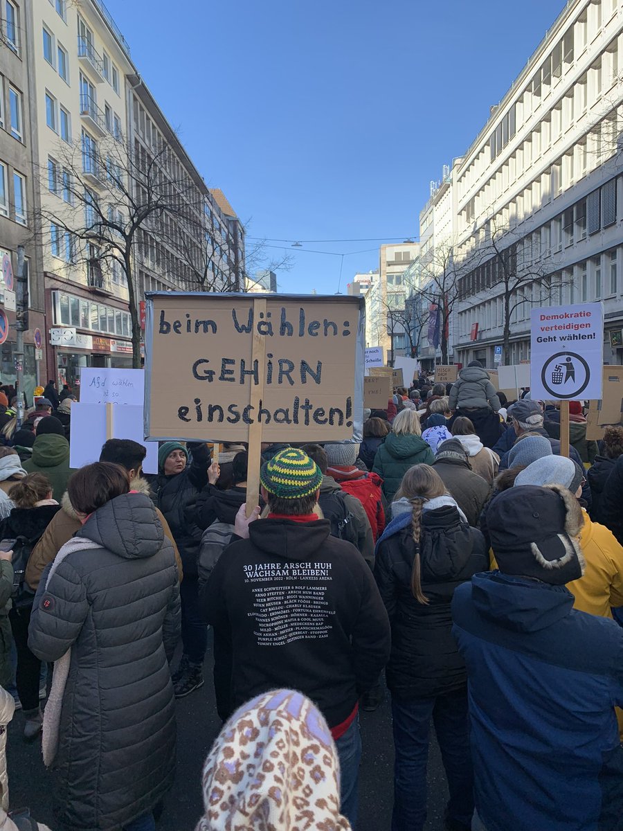 asereteinalem's tweet photo. Heute bei der Demo in #Düsseldorf.
Alles echt, keine KI, alles mit eigenen Augen gesehen. Es war grandios! 💪🏻🤩
#DemokratieVerteidigen #WirSindDieBrandmauer
#wirsindmehr #d2701 https://t.co/DkH2o9wRd5