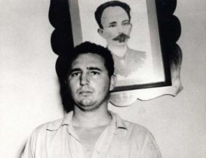 #Fidel: "Parecía que el Apóstol iba a morir en el año de su centenario, que su memoria se extinguiría para siempre, ¡tanta era la afrenta! Pero vive, no ha muerto, su pueblo es rebelde, su pueblo es digno, su pueblo es fiel a su recuerdo."
#MartíVive