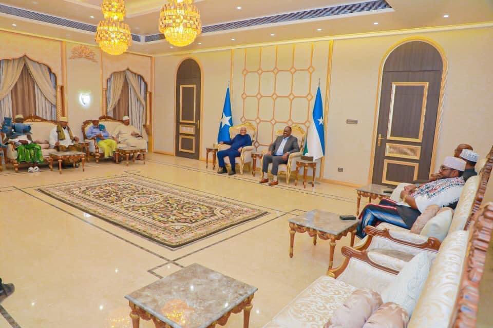 YonisYasin1's tweet photo. #BREAKING_NEWS 

#Maamulka SSC-khaatumo ayaa si rasmi ah Ayaa Caasimada Maamulka SSC-Khatumo Ee Laascaanood ugu casumay Madaxweynaha Puntland. 

Madaxweyne Cabdiqaadir Firdhiye iyo Isimada dhaqanka SSC oo Garoowe kula kulmay Madaxweyne Deni ayaa ku marti-qaaday in uu Todobaadkan booqdo Laascaanood. 

Madaxda Puntland iyo SSC-khaatumo oo ay weheliyaan isimada dhaqanka ayaa sidoo kale shir gaar ah oo ku saabsan xoojinta iskaashiga labada maamul waxay ku yeelan doonaan Laascaanood