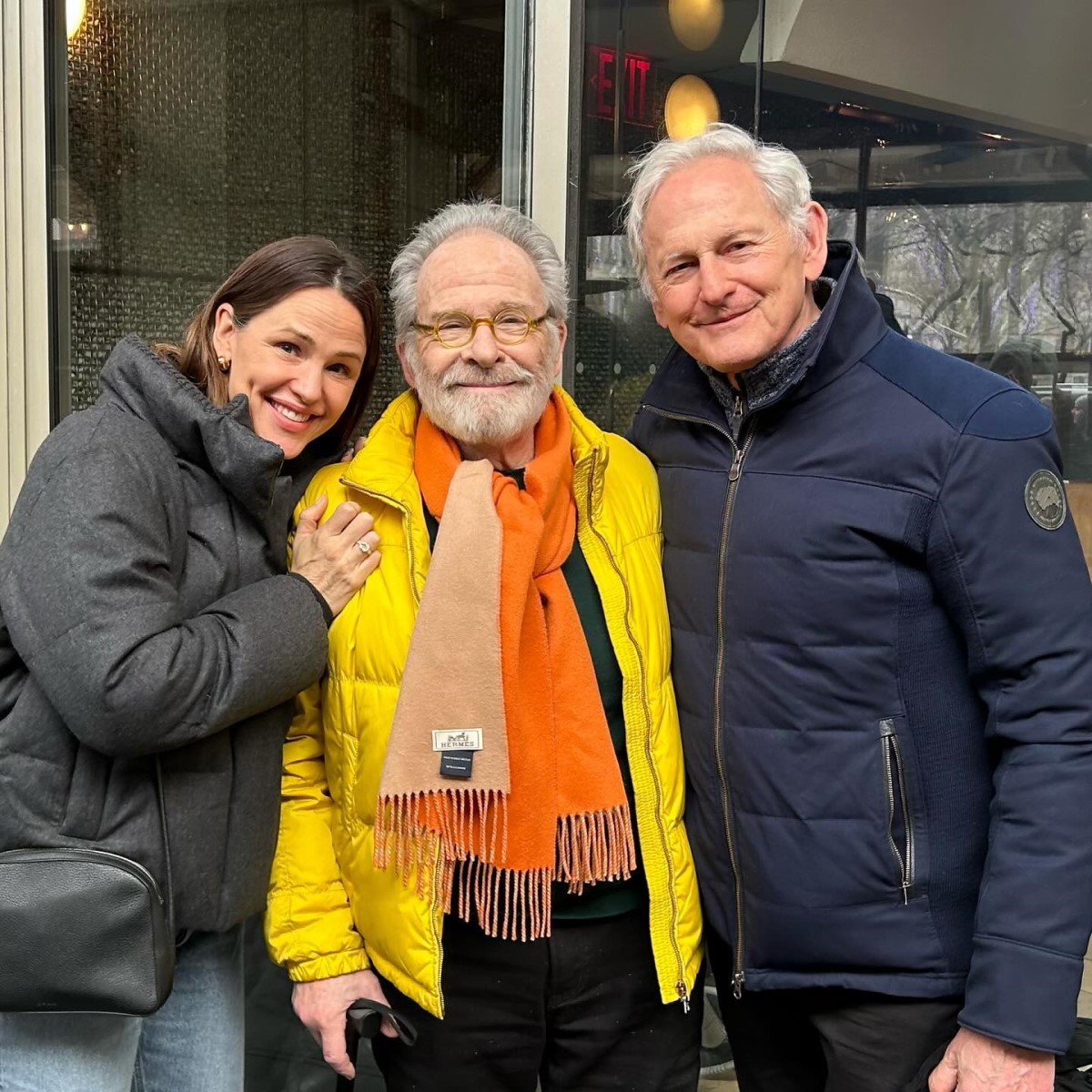 Il_Nerdastro's tweet photo. E poi arriva #JenniferGarner e decide di darmi una carezza di nostalgia targata #Alias, con questa foto scattata oggi insieme con Ron Rifkin e Victor Garber!

#SerieTV #AliasTV #AliasTVSeries https://t.co/CaIHSxC2us