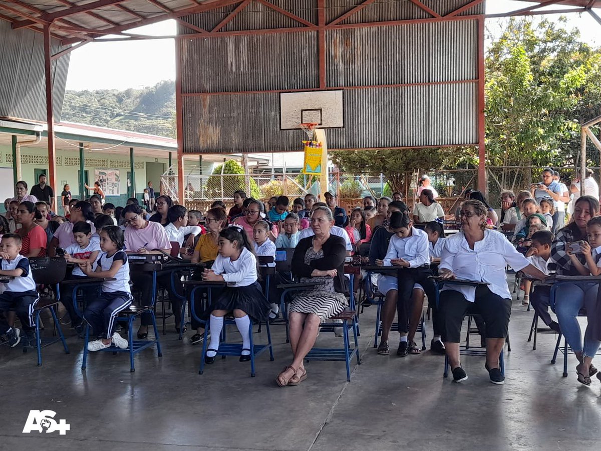 AdelanteSiempr_'s tweet photo. El Centro Escolar Salvador Mendieta, ubicado en el municipio de #Bocay,  #Jinotega se ha convertido en un faro de esperanza para la comunidad, especialmente durante la entrega de juguetes auspiciada por nuestro gobierno. 🥳🏍 https://t.co/toc50UVBW5