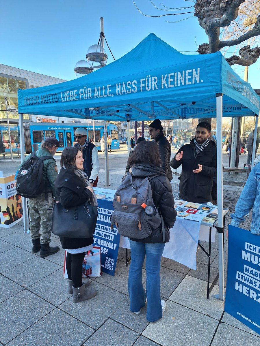 AMJ_Eppelheim's tweet photo. Die Ahmadiyya Muslim Gemeinde Eppelheim und Heidelberg, organisierte wieder einen Infostand am Bismarckplatz und suchte das Gespräch mit den Passanten. Durch den Austausch miteinander, konnten viele Vorurteile abgebaut werden. #islam #voiceforpeace #ahmadiyya #Dialog https://t.co/WoWzx28egI