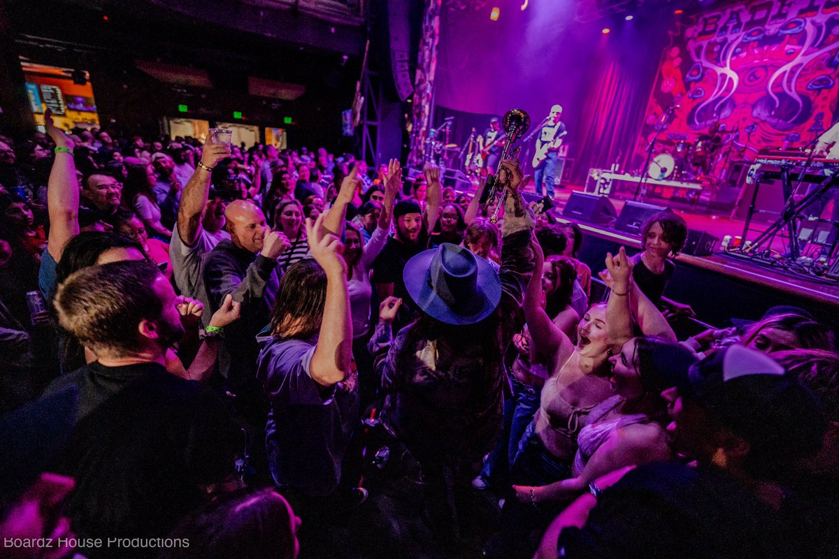 badfish_sublime's tweet photo. 🔥 DALLAS, TX = TONIGHT!
🙏🏼 Big 🆙 Houston + @HOBHouston! 

::: SET TIMES :::
📍 The Echo Lounge &amp; Music Hall
🚪Doors @ 7PM 
👑 The Quasi Kings @ 8PM
💨 Kash'd Out @ 8:45PM
🐡 BADFISH @ 10PM

🎫 https://t.co/lLH1c6RAT0 

📸 Boardz House Productions

#sublime #highwithyou https://t.co/EpNk3DVEDE