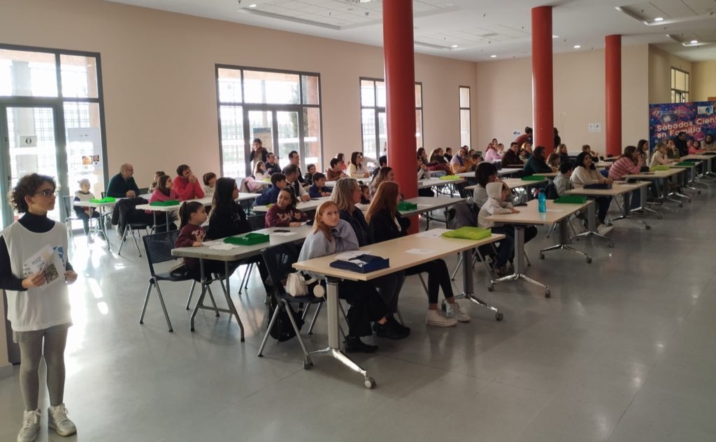 Han vuelto los #Sabadoscientificosenfamilia organizados por <a href="/Afminan4/">Ana Fernández</a> &amp; Rocío Morales del #CABD con el apoyo de @educaciondh <a href="/aytodoshermanas/">Ayuntamiento de Dos Hermanas</a>! María Sedano, Laura Romero y <a href="/snardur/">SilviaNaranjo</a> del #CABD han ayudado en el taller! Acercando la ciencia a las familias!🔬🧬#cabdivulgacion