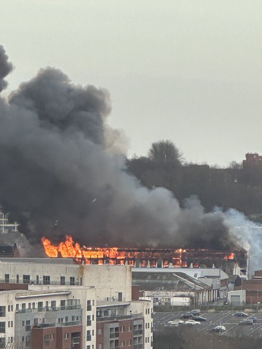normAL219's tweet photo. Panic over … it’s just the Job Centre
#LiverpoolFire https://t.co/cIGBLfNGW9