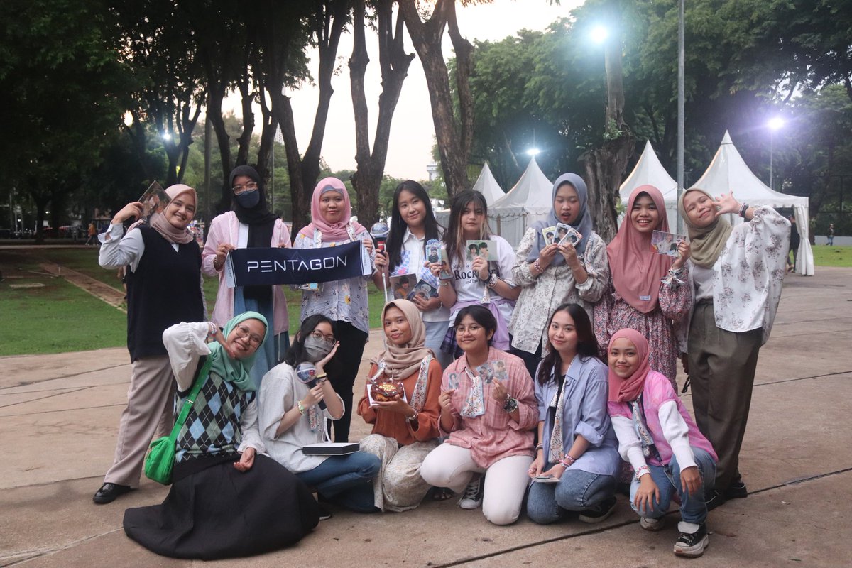 Aku terlalu fokus bikin gelang karena susah bgtㅠㅠ siapapun yg dapet gelangku semoga engga rusak yaa (lupa difoto:"D). Tapi hari ini tuh seru banget!! Selalu seru kalo kumpul² bareng Universe🌌✨Thank you <a href="/fantasystic98/">Pentagon Triplets Project</a> udah bikin acara mayonnaise lagi tahun ini🥹💙