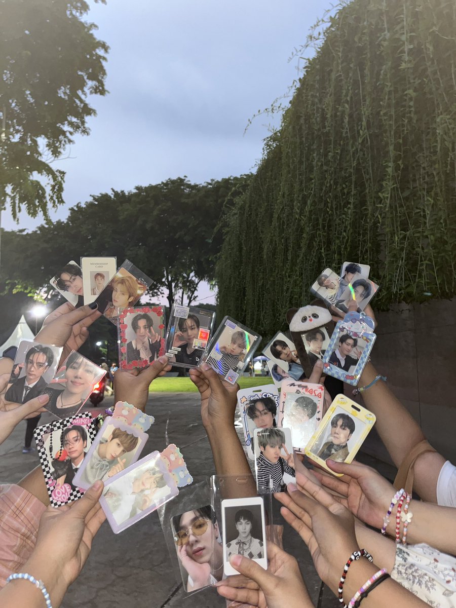 mybabymic's tweet photo. Aku terlalu fokus bikin gelang karena susah bgtㅠㅠ siapapun yg dapet gelangku semoga engga rusak yaa (lupa difoto:"D). Tapi hari ini tuh seru banget!! Selalu seru kalo kumpul² bareng Universe🌌✨Thank you @fantasystic98 udah bikin acara mayonnaise lagi tahun ini🥹💙 https://t.co/8MZDwE7Ncr