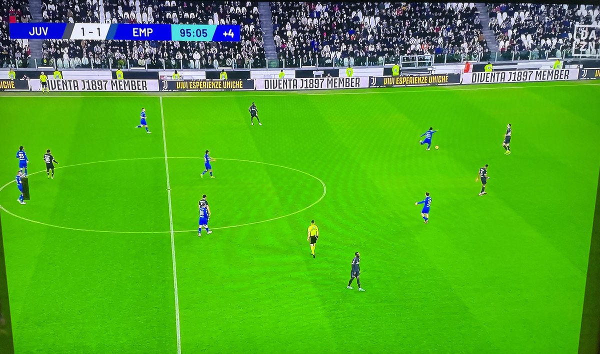 lVendemiale's tweet photo. #JuveEmpoli, l’arbitro #Marinelli fischia la fine col giocatore dell’Empoli che sta calciando a porta vuota. E se segna? 😳😳😳 https://t.co/mbGBIpgs9a
