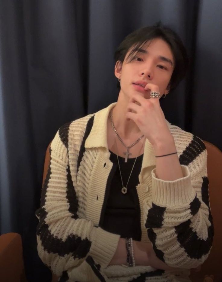 ✧ (@hourlyhjn) on Twitter photo 