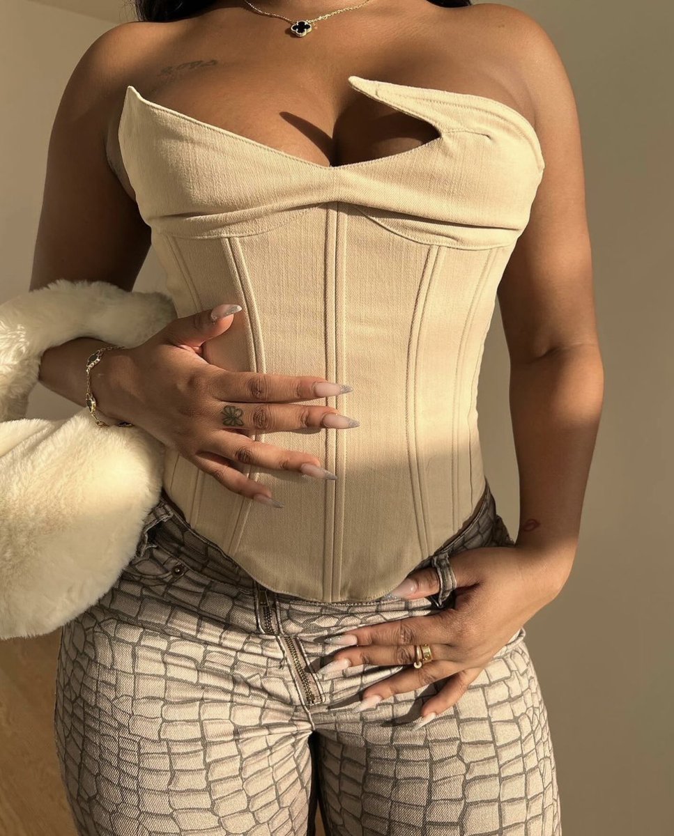 wmnswear's tweet photo. Meet us here this time tomorrow 🤎 

Our SOLD OUT ALTA corset restocking Sunday 7PM GMT 

In the meantime our Daphne jeans are ready to ship 🫶 https://t.co/4Hw1ynV2ph