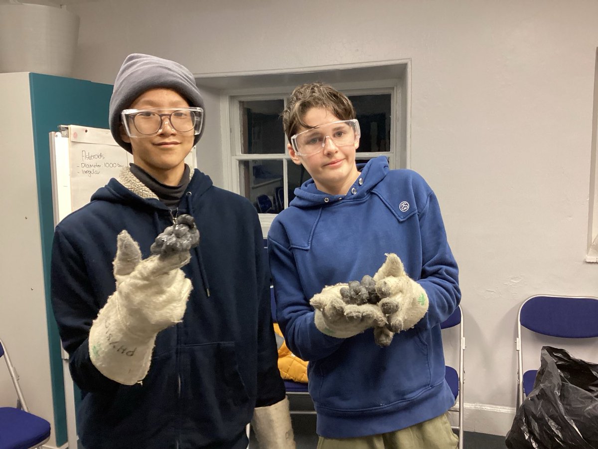 #BSBDY9 GCSE Astronomers have been learning about how comets are created and discussing the difference between dust tails and ion tails. Then making their own 💫 <a href="/Patterdale_Hall/">Patterdale Hall</a> <a href="/BoltonSch/">Bolton School</a> <a href="/nfordteacher/">Nic Ford FCCT</a> <a href="/Philip_Britton/">Philip Britton MBE</a>