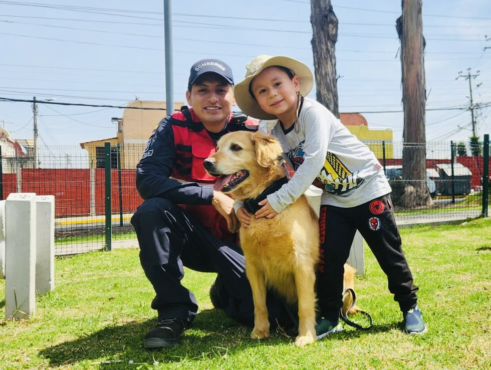 ECardenasVarela's tweet photo. Pasamos una gran mañana con nuestros vecinos del sector del Parque Fundeporte y nuestros canes.

Compartir estos espacios de aprendizaje y concienciación nos ayuda para que nuestros amigos de 4 patas tengan una buena calidad de vida.

¡Mañana también les esperamos!
#BomberosQuito https://t.co/T4zOebtMvX