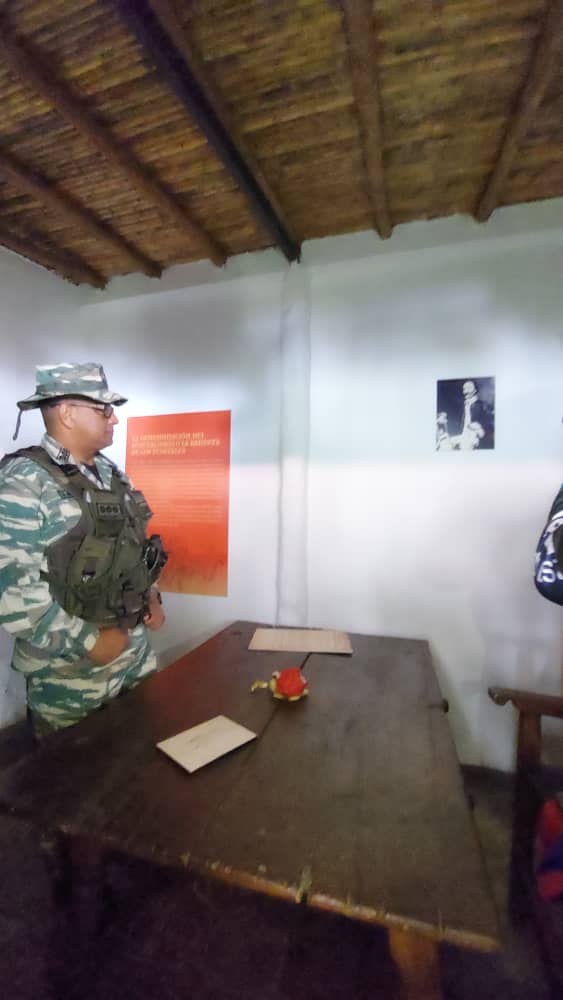 Milicia_ve's tweet photo. Nos trasladamos a la población de Cúa, a la casa natal del General del Pueblo Soberano, Ezequiel Zamora; buscando su espiritualidad, ahondando en su esencia de hombre y conociendo un poco más de nuestro héroe epónimo en su faceta de hijo, hermano y padre.

Tierra y hombres libres https://t.co/yygvlqowgI