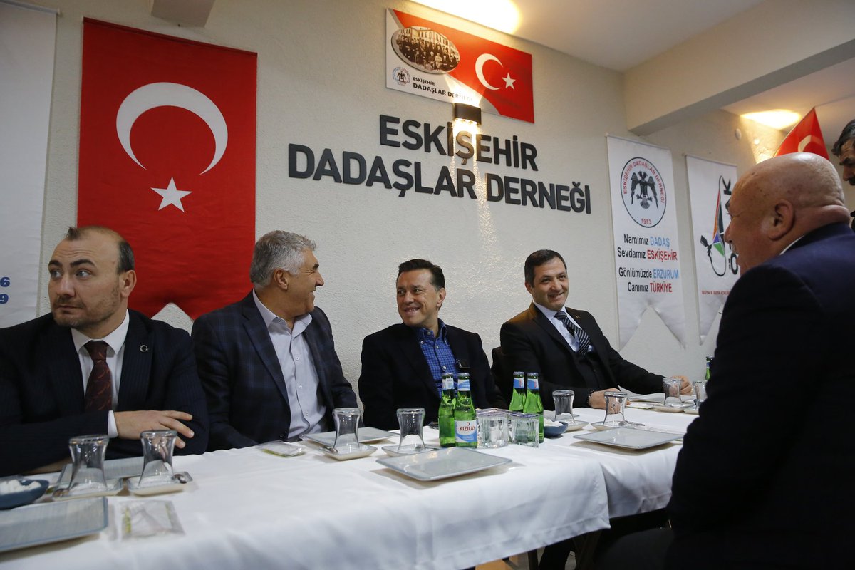 umitsezer26's tweet photo. Büyükşehir Belediye Başkan adayımız Sayın Nebi Hatipoğlu ve Tepebaşı İlçe Başkanımız Sayın @emreaydinesk ile birlikte Dadaşlar Eğitim Kültür ve Yardımlaşma Derneği’nin düzenlemiş olduğu Herfene Gecesinde Erzurumlu hemşerilerimize misafir olduk. 

Başta Dernek Başkanımız ve Yönetimi olmak üzere kıymetli hemşerilerime misafirperverliklerinden dolayı teşekkür ediyor Eskişehir’deki tüm Dadaşlara selamlarımı ve sevgilerimi sunuyorum.
