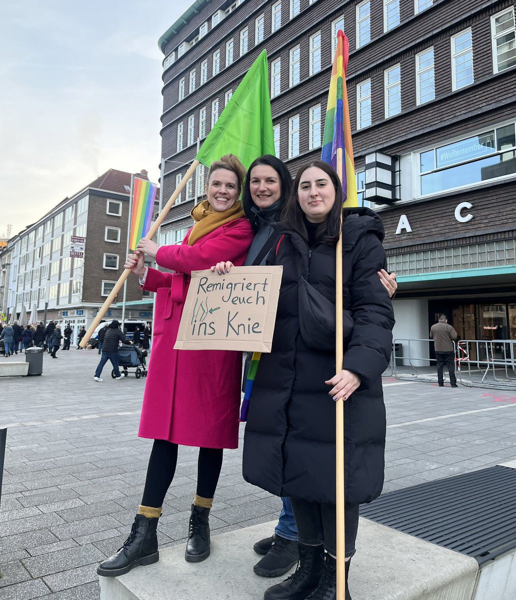 Gelsenkirchen, du bist einfach ne Wucht ❤️

Ich bin so bewegt. 

So viele Menschen sind GEMEINSAM laut gegen Rechtsextremismus. 

Und mittendrin der tollste Kreisverband <a href="/gruene_ge/">Grüne Gelsenkirchen</a> + 💚 Support.

#wirsindmehr