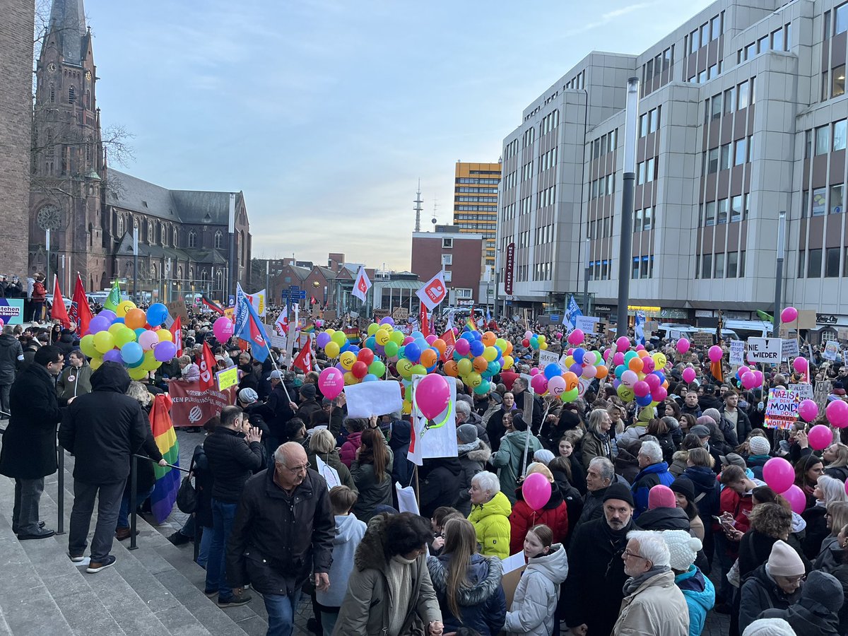 TerryReintke's tweet photo. Gelsenkirchen, du bist einfach ne Wucht ❤️

Ich bin so bewegt. 

So viele Menschen sind GEMEINSAM laut gegen Rechtsextremismus. 

Und mittendrin der tollste Kreisverband @gruene_ge + 💚 Support.

#wirsindmehr https://t.co/gecW7bEPp8