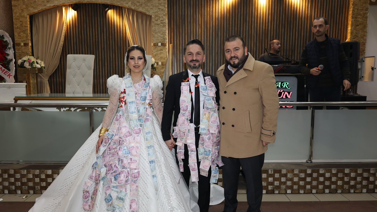 İlkay ve Mustafa kardeşlerimizin mutluluklarına şahit olduk. Rabbim çiçeği burnunda çiftimize iki cihan saadeti nasip etsin.

Sakarya ve Şahinkaya Ailelerinin akrabalıkları hayırlı olsun.