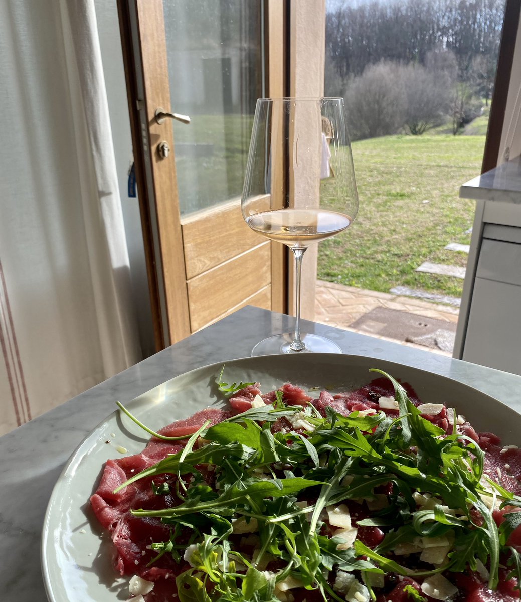 Carpaccio de buey de @carnedelafinca con Melange Brute Rosé de @recueroandco.