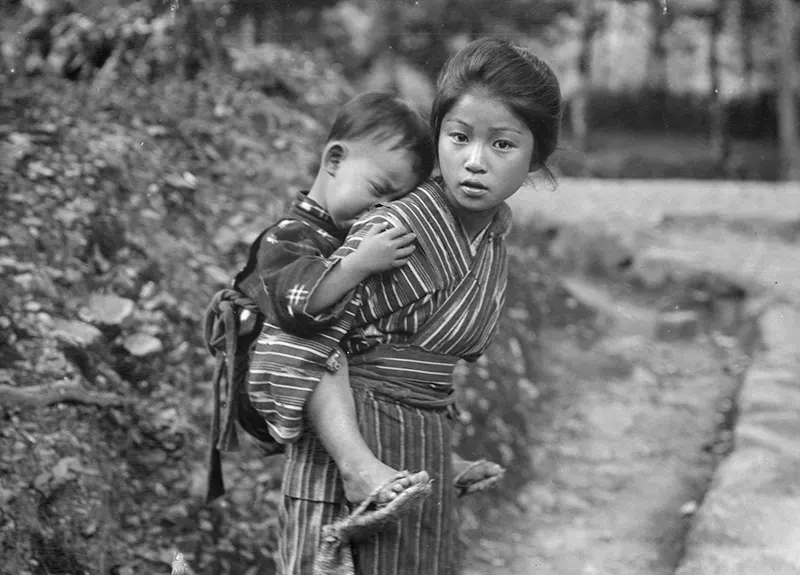 LaocoonofTroy's tweet photo. A young girl and small boy in Japan. Photo by Arnold Genthe, 1908 https://t.co/JQa2IrN2dn