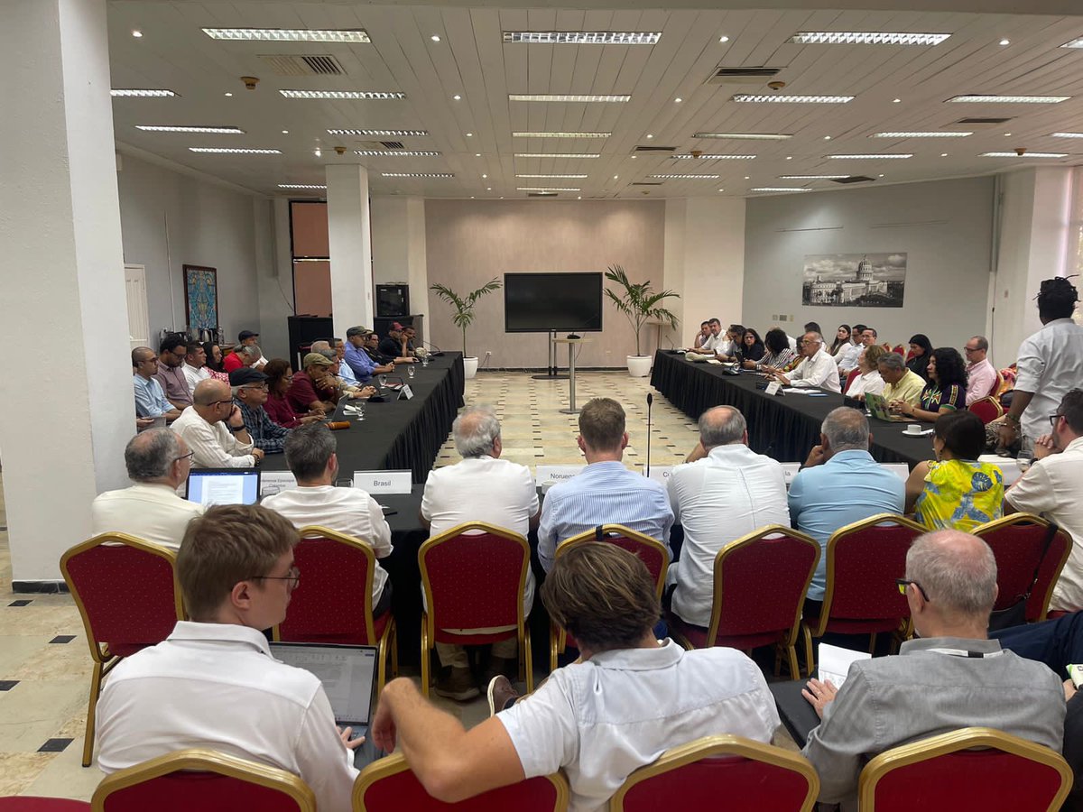 BrunoRguezP's tweet photo. Bienvenido a #Cuba @Ivan_Velasquez_ Ministro de Defensa de #Colombia, quien participa en Mesa de Diálogos de Paz Colombia-ELN.

Como anfitriones de este ciclo, nos esforzamos en garantizar condiciones para q partes puedan trabajar y avanzar en construcción de la paz en Colombia. https://t.co/B3xNp6fsr3