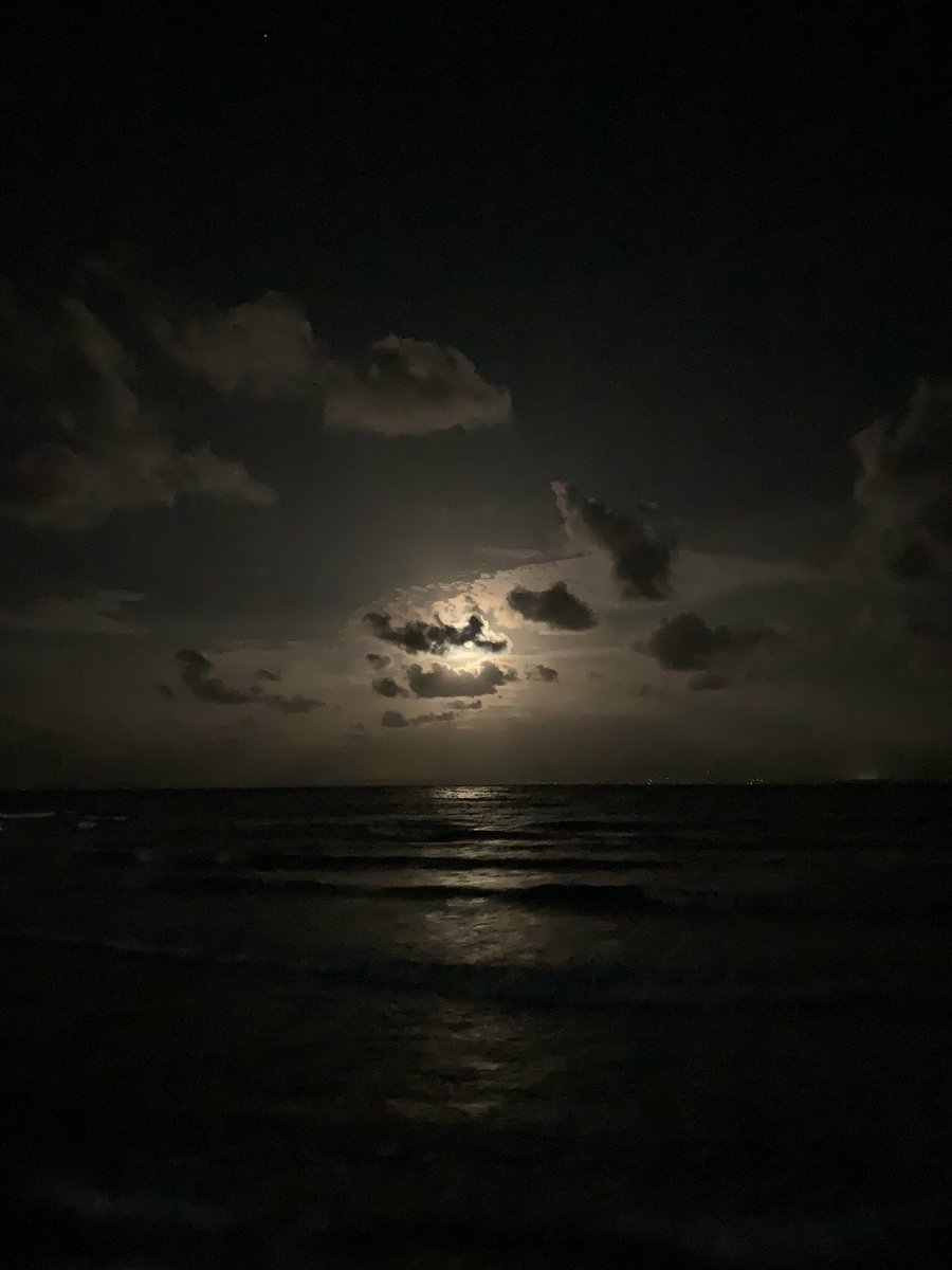 Mariicar07's tweet photo. Last night's view 😍 https://t.co/mPnw4wUV2A