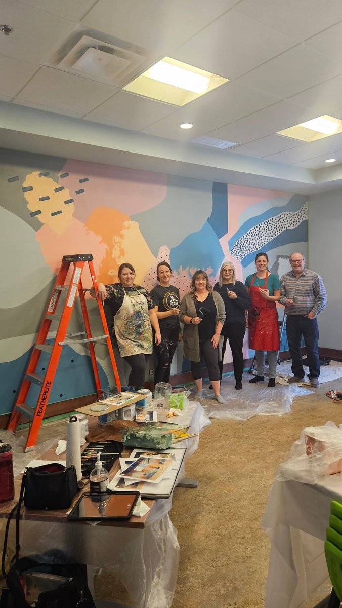 honeabeaboat's tweet photo. Almost finished a kick butt mural for the Ronald McDonald House in #reddeer #sylvanlakeartsociety #rmh #centralab https://t.co/NabTrQntry