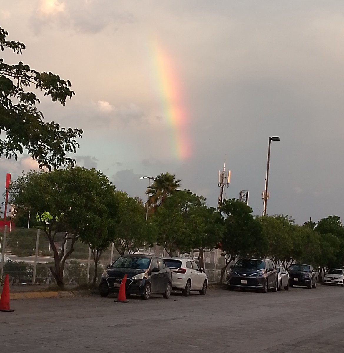 Macupan's tweet photo. Arcoiris Sin lluvia. https://t.co/FT4UoJgpSw
