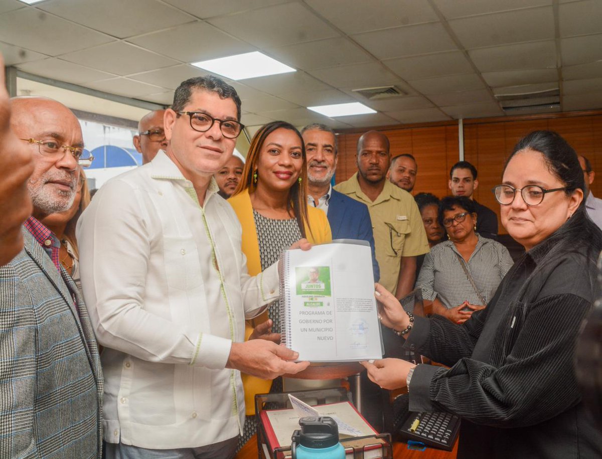 JailenVs's tweet photo. Aquilino Serrata (Son) entrega su programa de gobierno con el respaldo de la Fuerza del Pueblo y la Alianza Rescate RD. ¡Un equipo comprometido con el renacimiento de Santo Domingo Oeste! #AquilinoSerrataAlcalde #JuntosPorUnMunicipioNuevo #RescateSDO #RescateRD #FuerzaDelPueblo https://t.co/a9Ampqh3aT