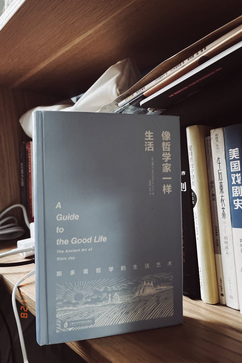 season0516's tweet image. #howtolife 

20240128 新年读完的第一本书 講stoics的「像哲学家一样生活」

很多道理在床頭書 叔本華論文說集也有看到過，只是零散的遺落在心裡，看完這本書對stoics加深了點印象，但如何形成自己的生活原則，還是需要通過生活中一件一件具體的事情來歷練自己。