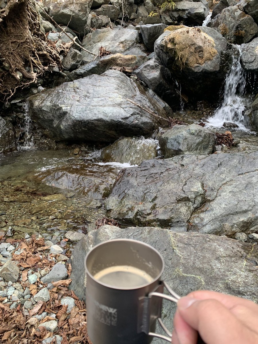 「おはよーございます朝から山遊びしてました凛とした空気の中で飲むコーヒーうまし 」|OTAMAのイラスト