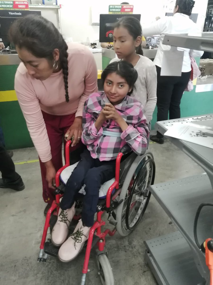 Julieticious23's tweet photo. Hoy un día muy especial… pudimos entregar la 11va #silladeruedas juntos a ALE de @caminajuntoami 💜
Después de #Chinathon con #FirstCash reto de 30 días en los que tus pasos 👣 sumaron hasta lograr 15,000K juntos
Al lograr la meta #MontedePueblaVidalRuiz dona este motor de 😁 https://t.co/LrobbsAfmD