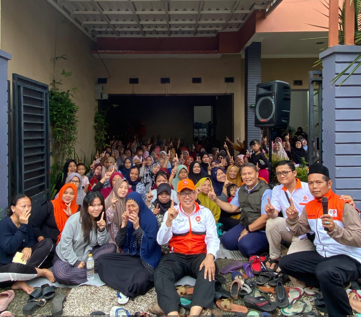 MardaniAliSera's tweet photo. Saya bertemu byk orang, mereka akan hadir pd kampanye Akbar di JIS, namun bis di cancel dan menolak di sewa.

Gerakan perubahan tidak terbendung, masyarakat akan LONGMARCH JALAN KAKI menuju JIS.

Cc @msaid_didu @berlianidris https://t.co/AaLLA1S1FF